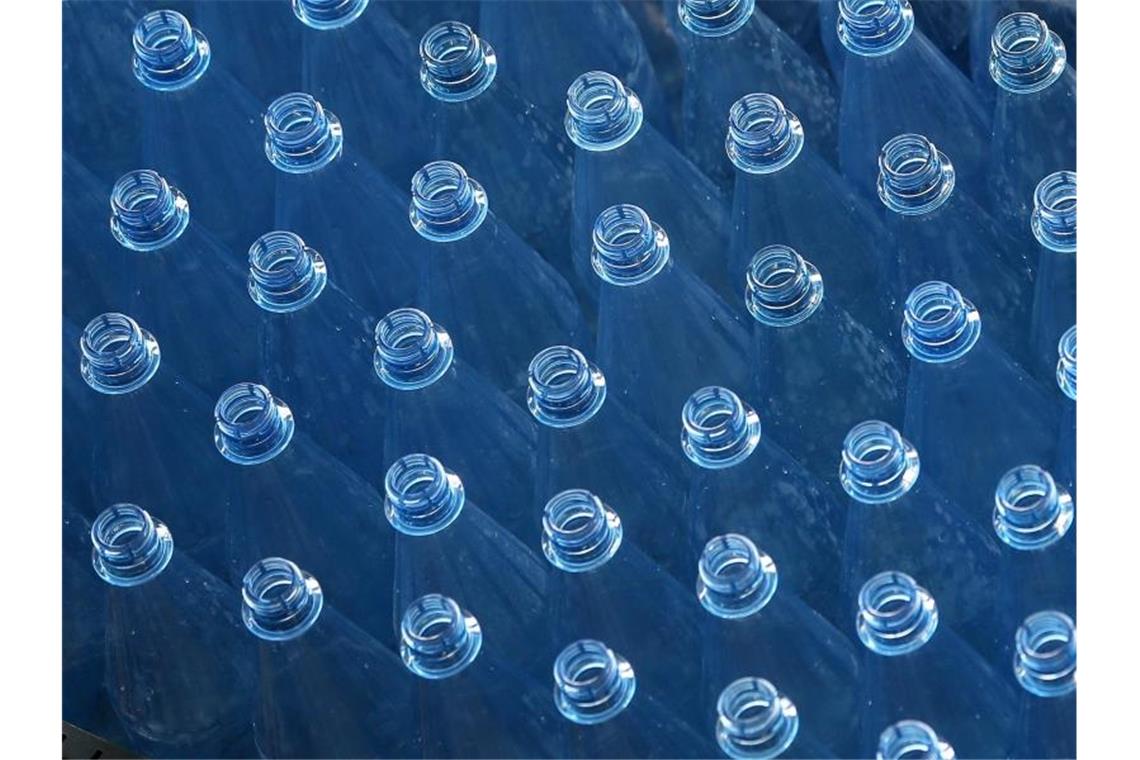 Leere PET-Mehrwegflaschen für Mineralwasser stehen auf einem Transportband einer Abfüllanlage. Foto: Ina Fassbender