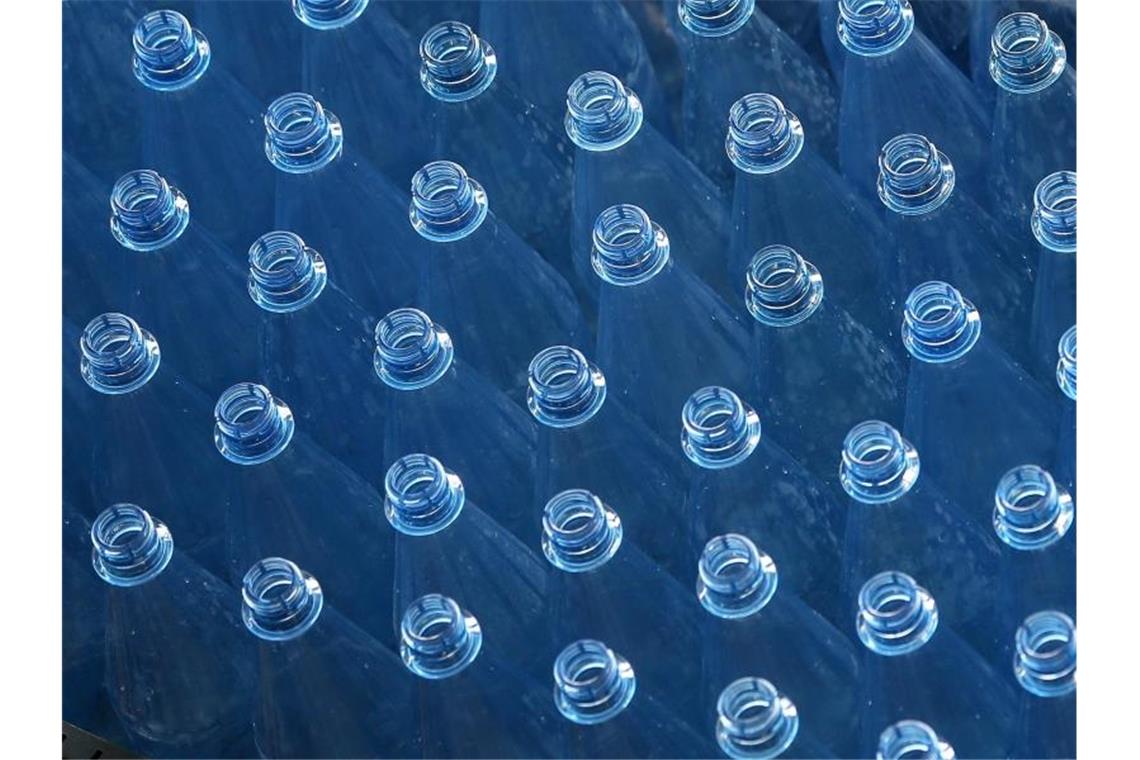 Mehrweg-Flaschen im Getränkeregal weiter auf dem Rückzug Leere PET-Mehrwegflaschen für Mineralwasser stehen auf einem Transportband einer Abfüllanlage. Foto: Ina Fassbender
