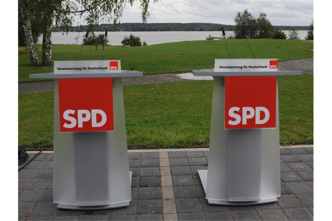 Leere Pulte vor Beginn einer SPD-Konferenz. Foto: Peer Grim