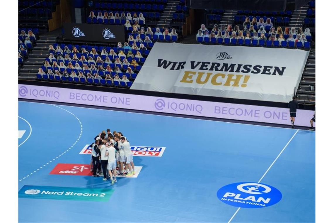 Geisterspiele: Frust und Sorgen in deutschen Profi-Ligen Leere Ränge gehören beim Handball künftig wieder zur Normalität. Beim THW-Kiel vermisst man die tollen Fans. Foto: Gregor Fischer/dpa