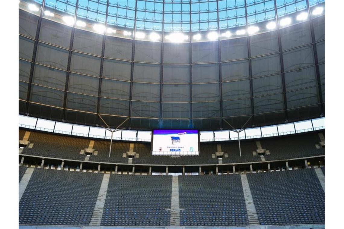 Karten, Tore, Zuschauer: Die Trends der Bundesliga-Hinrunde Leere Ränge in der Ostkurve des Olympiastadions. Foto: Soeren Stache/dpa-Zentralbild/ZB