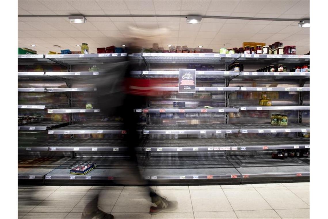Leere Regale in einem Berliner Supermarkt: Aus Sorge um das Coronavirus deckten sich sich Verbraucher mit Toilettenpapier, Seife, Nudeln und Hefe ein. Foto: Christoph Soeder/dpa