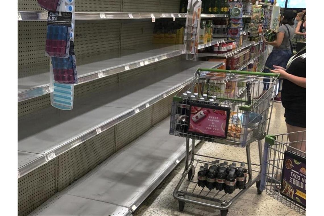 „Monster“-Hurrikan „Dorian“ nimmt Kurs auf US-Ostküste Leere Regale in einem Supermarkt: Der Gouverneur von Florida hat den Notstand ausgerufen. Foto: Marcus Lim/AP