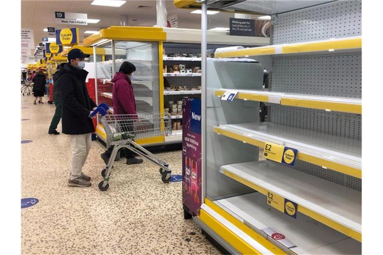 Leere Regale in einem Tesco-Supermarkt (Archivbild). Foto: Joe Giddens/PA Wire/dpa