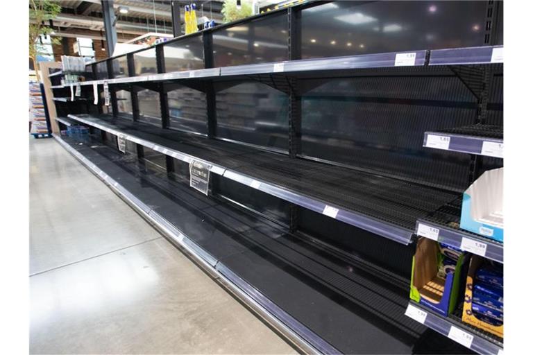 Leere Regale Mitte März in einem Supermarkt in Göppingen. Foto: Tom Weller/dpa