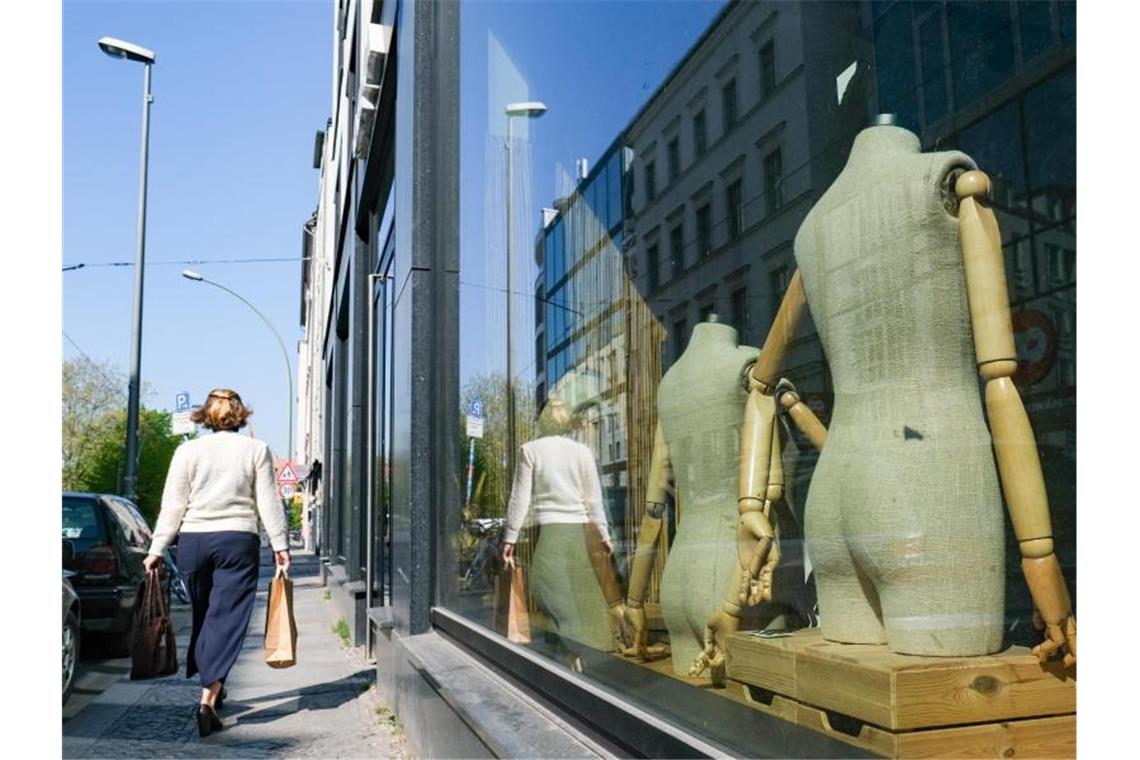 Deutsche Institute haben sich wetterfest gemacht Leere Schaufensterpuppen in einem geschlossenen Geschäft zu sehen. Die Deutsche Bundesbank hat an die Kreditinstitute appelliert, den Geldhahn auch bei steigenden Firmenpleiten offen zu lassen. Foto: Jens Kalaene/dpa-Zentralbild/dpa