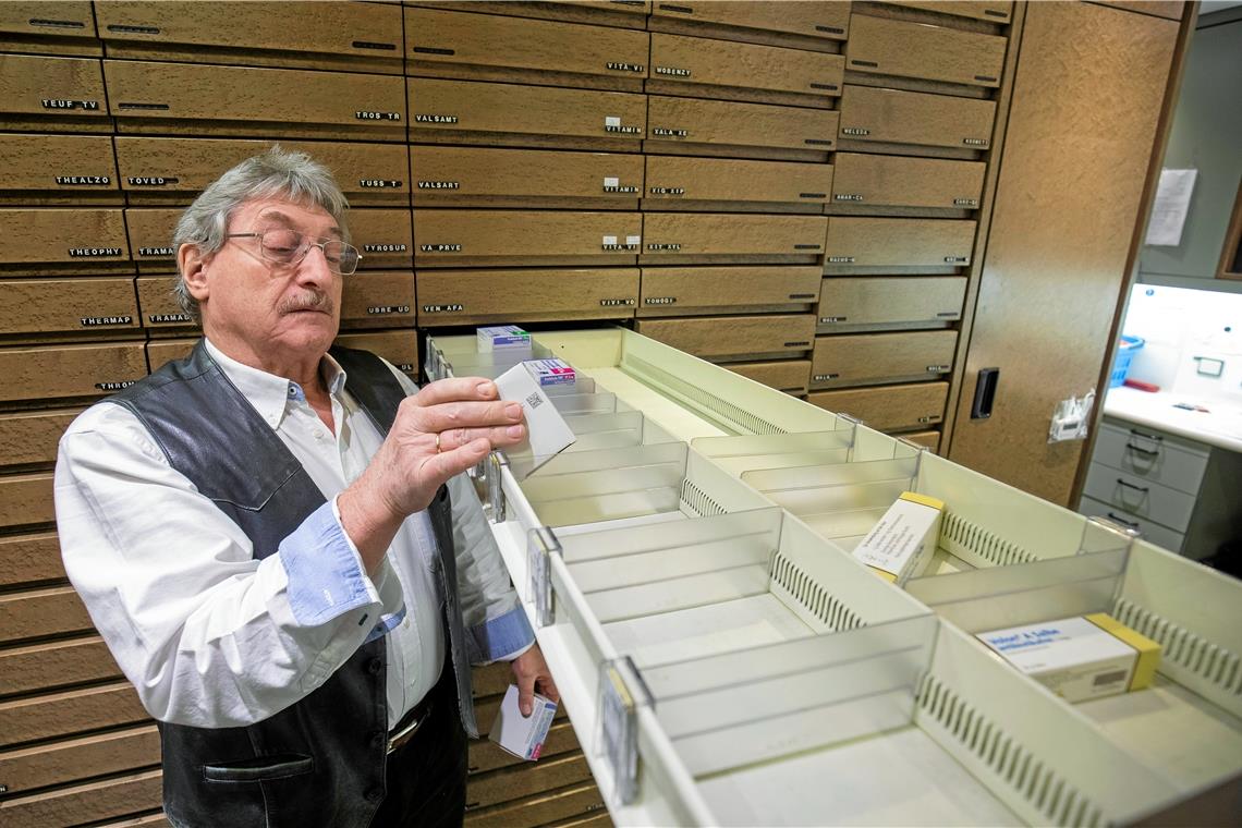 Leere Schubladen in Hans-Volker Müllers Apotheken: Immer häufiger können Hersteller die benötigten Medikamente nicht liefern. Foto: A. Becher