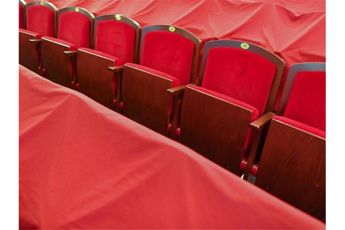Leere Sitzplätze und Plätze die mit Stoff abgedeckt sind. Foto: Patrick Pleul/dpa-Zentralbild/ZB/Symbolbild