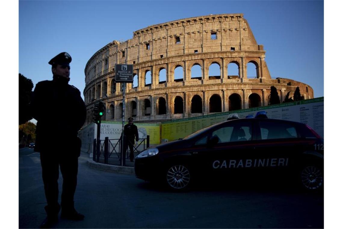 Wirtschaftsstimmung in der Eurozone auf Rekordtief Leere Stadt Rom: Das Tourismus- und Gaststättengewerbe trifft die Corona-Krise in Europa besonders stark. Foto: Alessandra Tarantino/AP/dpa