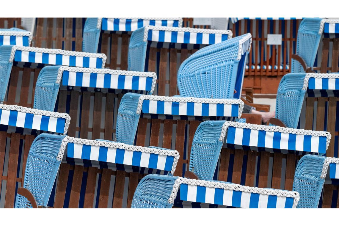 Bilder des Tages Leere Strandkörbe stehen am Strand des Seebades Binz auf der Insel Rügen. Laut Angaben der Meteorologen wird das Wetter in der Region in den kommenden Tagen von einem Wechsel aus Sonne und Wolken, teils auch Regen bestimmt.