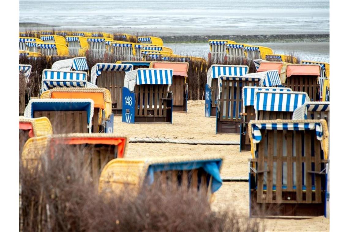 Leere Strandkörbe stehen am Strand von Cuxhaven. Foto: Hauke-Christian Dittrich/dpa