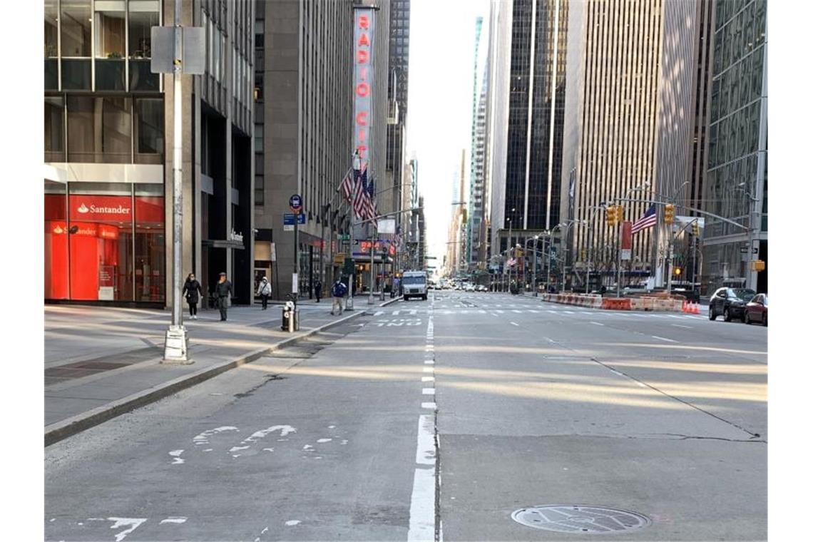 Beschränkungen in New York bis Mitte Mai verlängert Leere Straßen: Die Menschen in New York halten sich an die verordneten Maßnahmen. Foto: John Marshall Mantel/ZUMA Wire/dpa