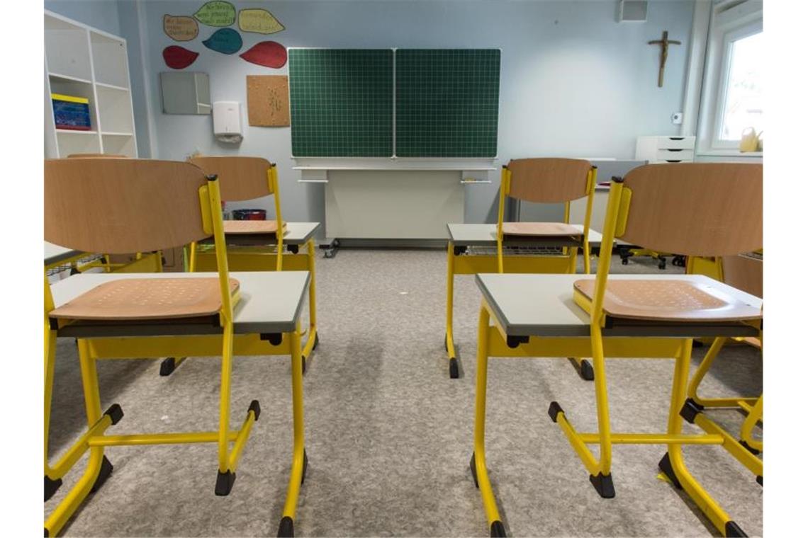 Ausnahmesituation: Schulen und Kitas schließen Leere Stühle in einem Klassenzimmer einer Grundschule. Foto: picture alliance / dpa/Archivbild