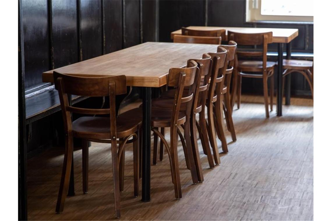 Leere Stühle und Tische in einem Lokal. Die Coronakrise wird massive wirtschaftliche Auswirkungen haben. Foto: Daniel Karmann/dpa