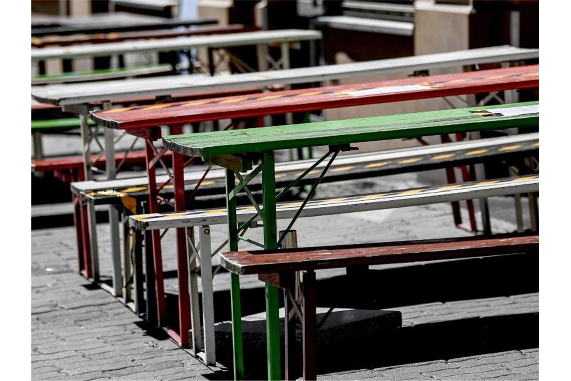 Leere Stühle und Tische vor einem geschlossen Restaurant in Berlin. Foto: Britta Pedersen/dpa-Zentralbild/dpa