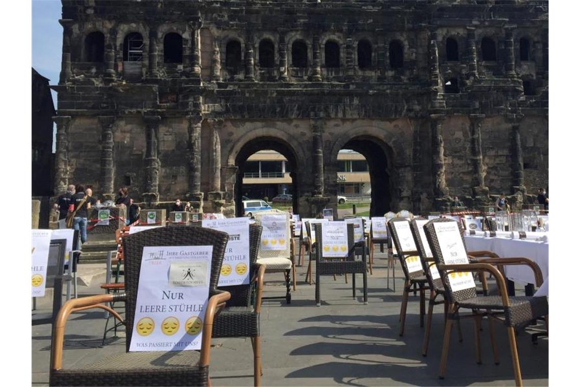 Leere Stühle: Gastronomen weisen auf prekäre Lage hin Leere Stühle vor der Porta Nigra in Trier. Foto: Birgit Reichert/dpa