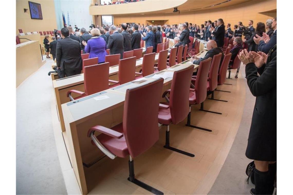 AfD-Abgeordnete verlassen Gedenkfeier für NS-Opfer Leere Stuhlreihen der AfD-Fraktion während der Rede von Charlotte Knobloch, ehemalige Präsidentin des Zentralrats der Juden in Deutschland, im Bayerischen Landtag. Foto: Peter Kneffel