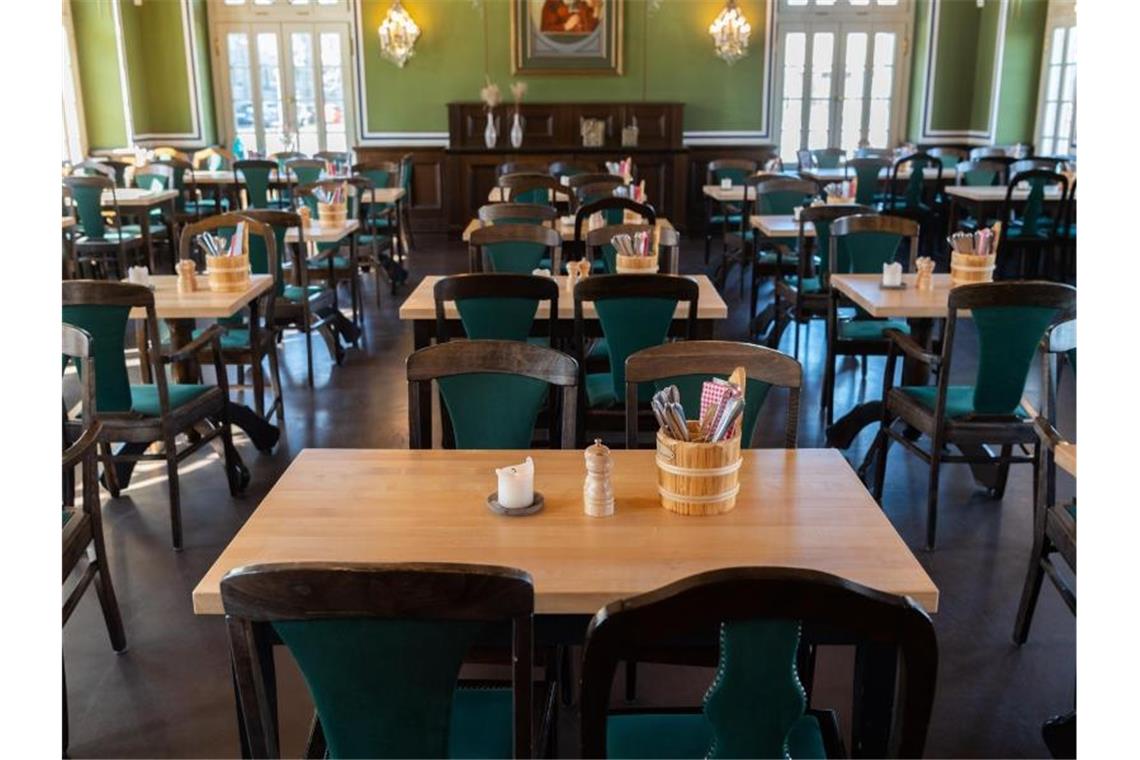 Leere Tische sind in einer Gaststätte zu sehen. Foto: Robert Michael/dpa-Zentralbild/dpa/Symbolbild