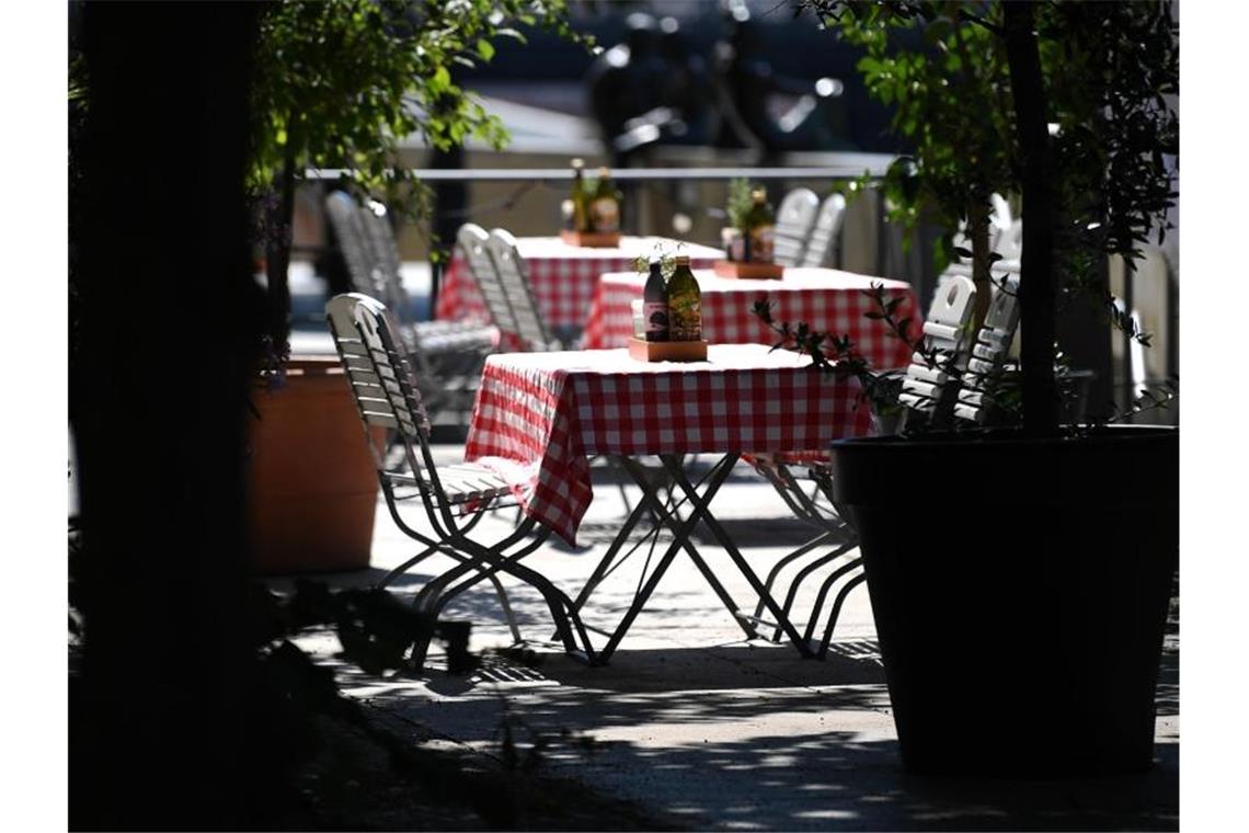 Leere Tische stehen vor einem Restaurant in Berlin. Die Corona-Krise sorgt weiter für Einbußen in der Gastronomie. Foto: Britta Pedersen/dpa-Zentralbild/dpa