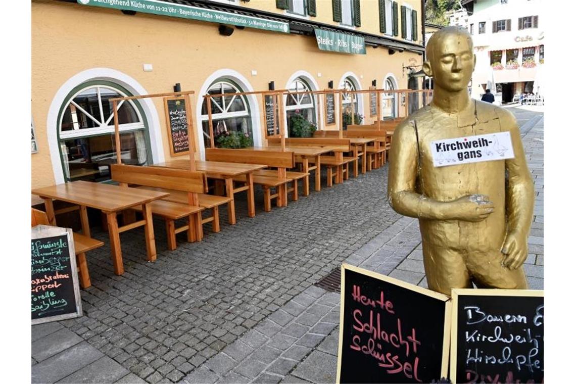Leere Tische und Bänke stehen vor einem Lokal im Ortskern von Berchtesgaden. Foto: Peter Kneffel/dpa