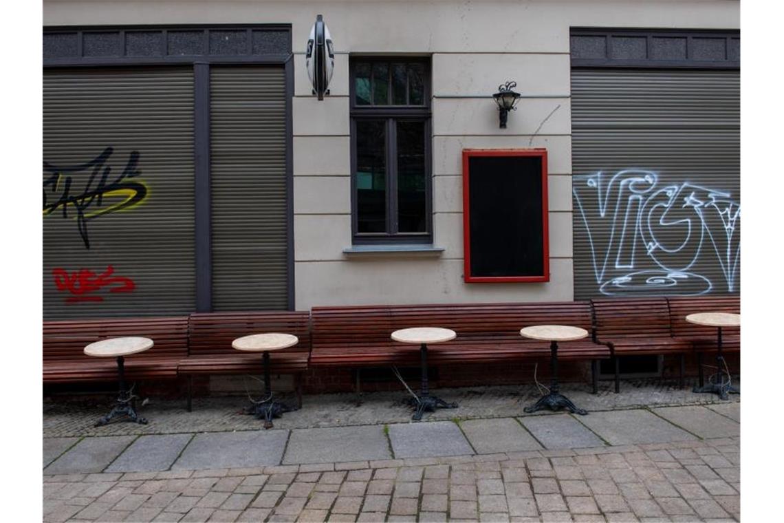 Bundes-Notbremse soll Ausgangsbeschränkungen bringen Leere Tische und Bänke stehen vor einer Kneipe in der Altstadt von Halle/Saale. Die Politik ringt um eine bundesweite Corona-Notbremse. Foto: Hendrik Schmidt/dpa-Zentralbild/dpa