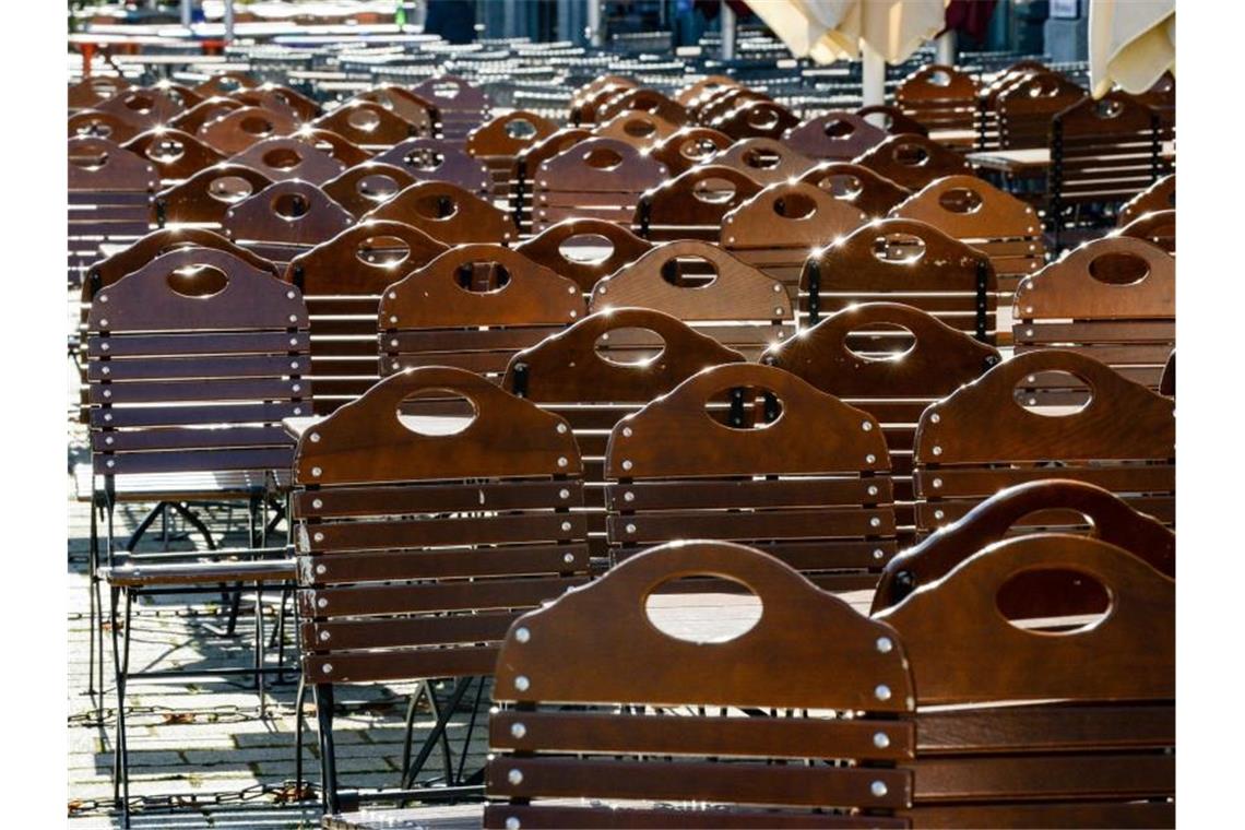 Leere Tische und Stühle von geschlossenen Cafes und Restaurants. Foto: Jens Kalaene/dpa-Zentralbild/ZB/Archivbild