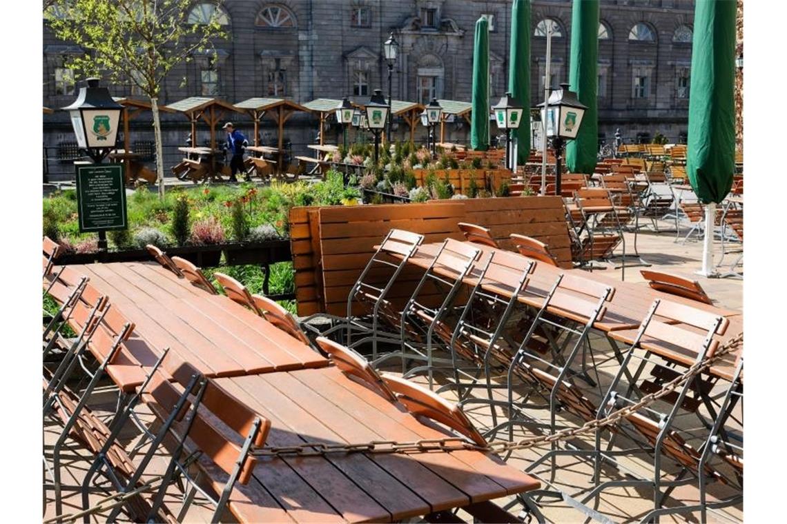 Leere Tische und Stühle von geschlossenen Cafes und Restaurants sind zu sehen. Foto: Jens Kalaene/dpa-Zentralbild/dpa/Archivbild
