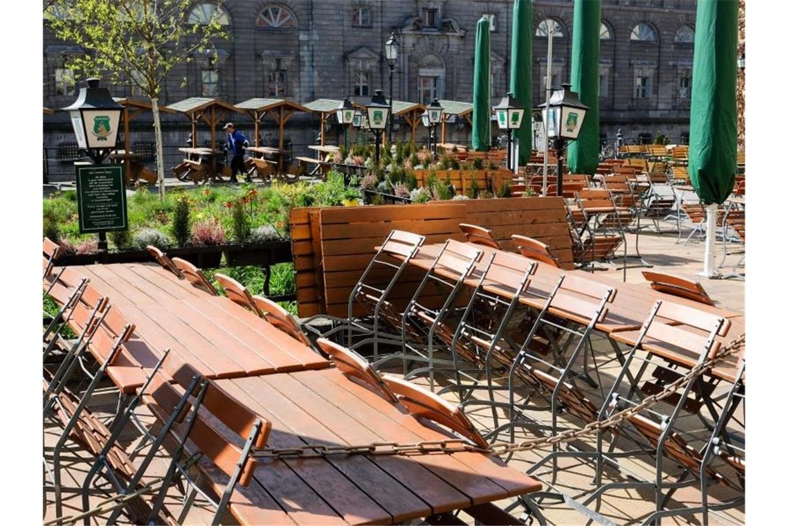 Ministerien fordern Gastro-Öffnung spätestens an Pfingsten Leere Tische und Stühle von geschlossenen Cafes und Restaurants sind zu sehen. Foto: Jens Kalaene/dpa-Zentralbild/dpa/Archivbild
