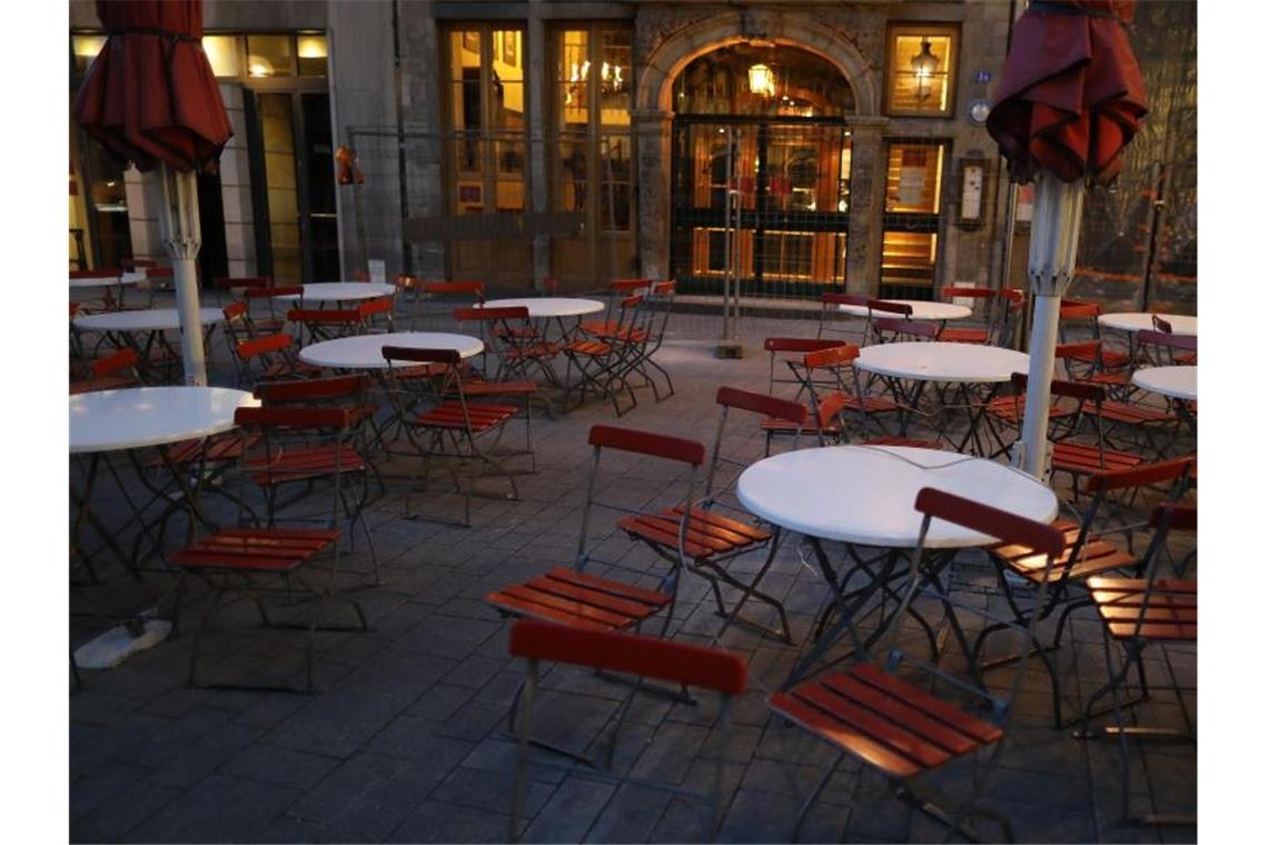 Leere Tische und Stühle vor einem Brauhaus in Köln. Foto: Oliver Berg/dpa