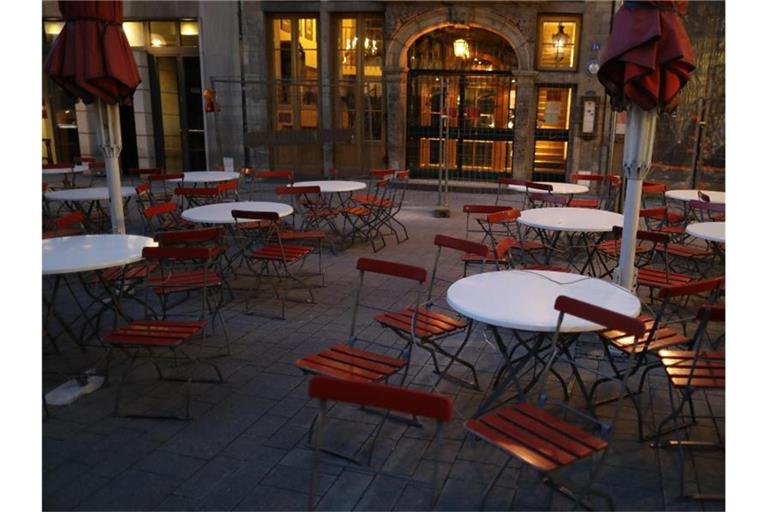 Leere Tische und Stühle vor einem Brauhaus in Köln. Foto: Oliver Berg/dpa