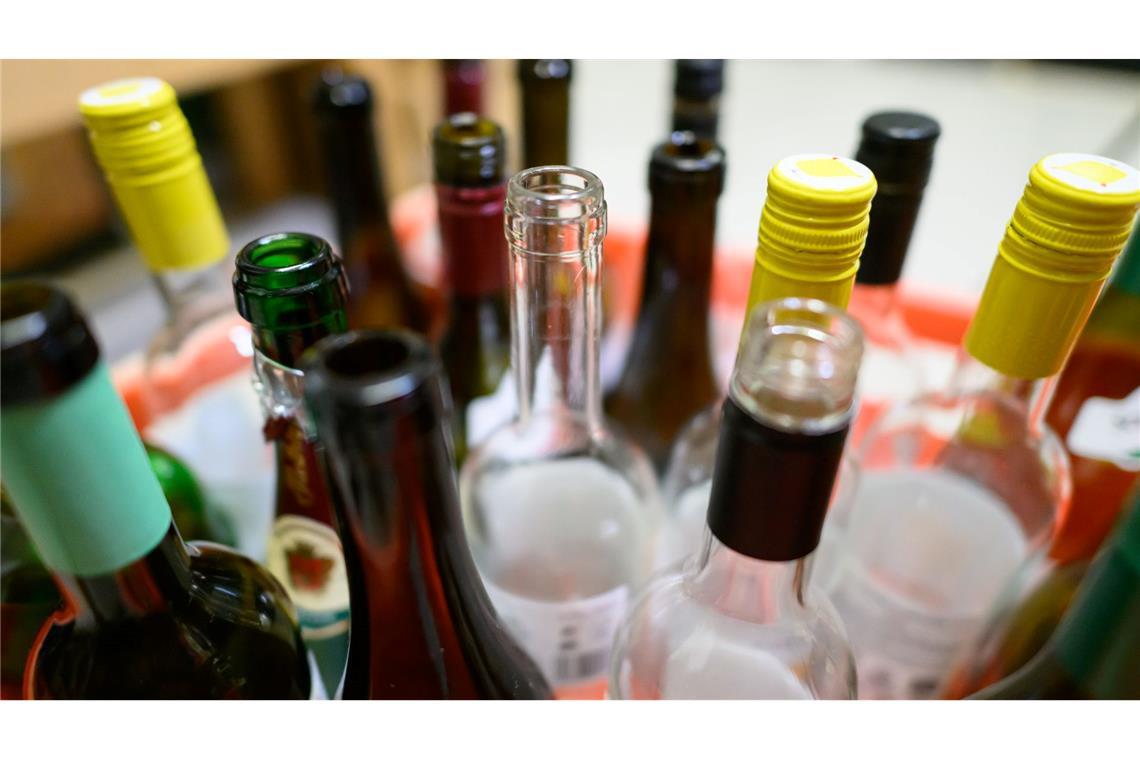 Leere Wein- und Sektflaschen