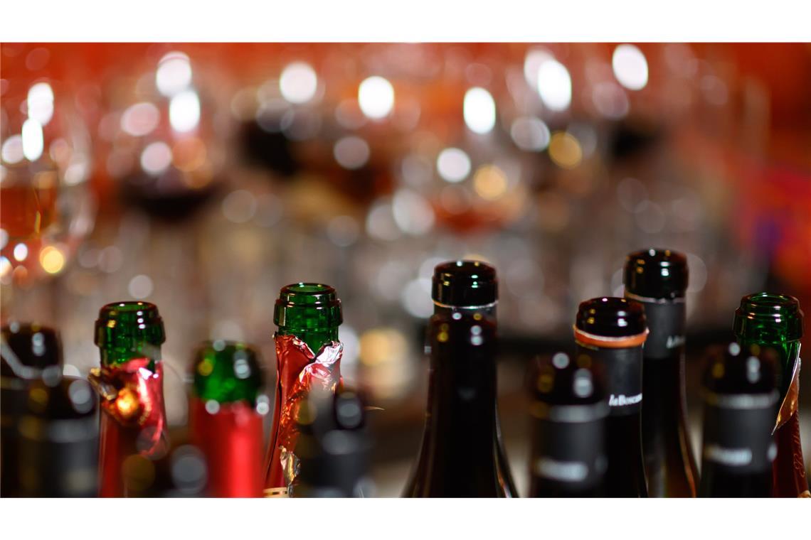 Jeder Zehnte in Deutschland hat ein Suchtproblem Leere Wein- und Sektflaschen stehen in einer Bar in Dresden auf einem Tresen.