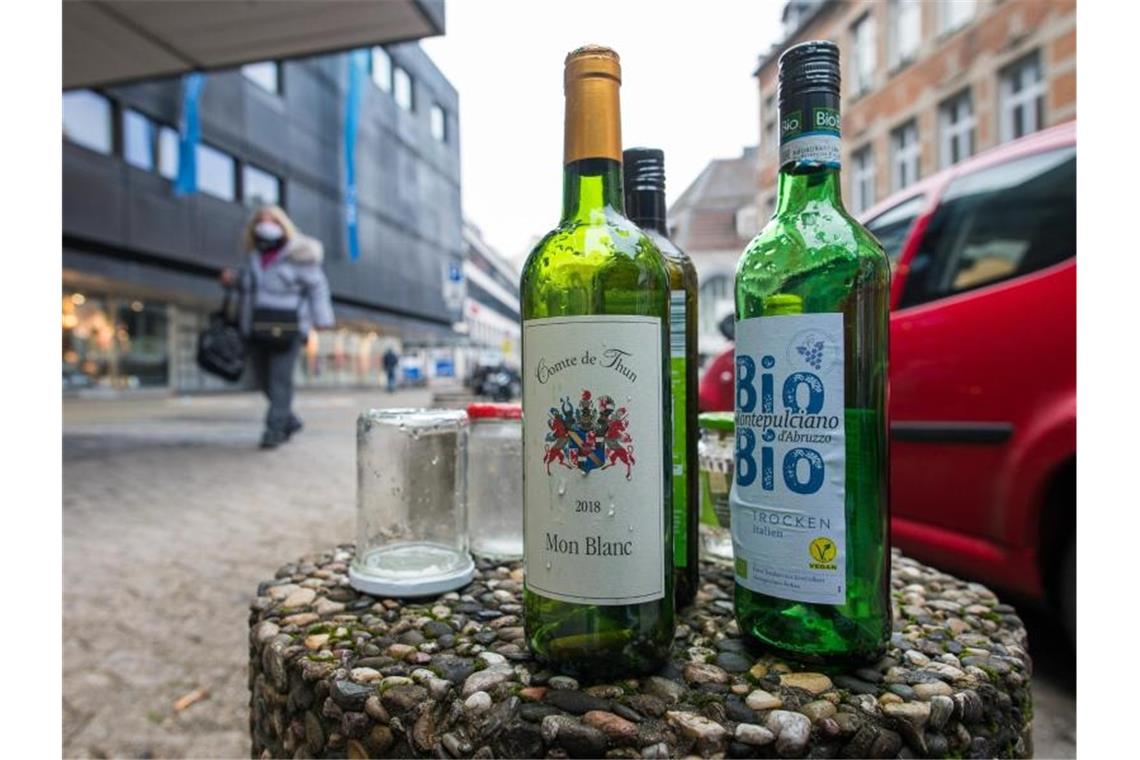 Alkoholverbot in Tübingen an Weihnachtsmarkt-Wochenende Leere Weinflaschen stehen auf einem Poller. Foto: Oliver Dietze/dpa/Symbolbild