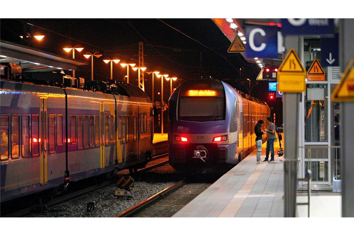 Leere Züge am Bahnhof Rosenheim in Bayern.