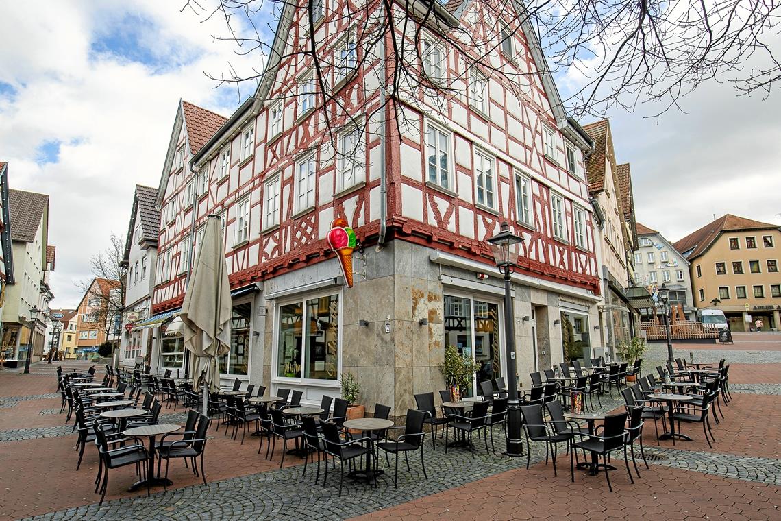 „Ich will nicht voller Angst auf der Couch sitzen“ Leerer als sonst, war die Backannger Innenstadt zumindest am Freitag. Fotos: A. Becher
