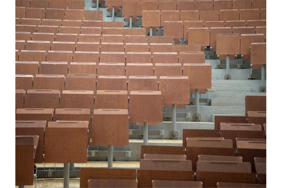 Leerer Hörsaal an der Universität Stuttgart. Baden-Württemberg und Berlin haben den Beginn des Sommersemesters an den Hochschulen verschoben. Foto: Sebastian Gollnow/dpa