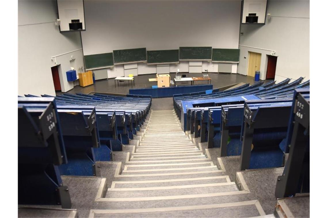 Notbremse: Studium wird wohl nicht ganz heruntergefahren Leerer Hörsaal: Die Wissenschaftsminister befürchten, dass es zu einer „eingeschränkte(n) Studierbarkeit des Semesters in vielen Studiengängen“ kommen könnte. Foto: Caroline Seidel/dpa