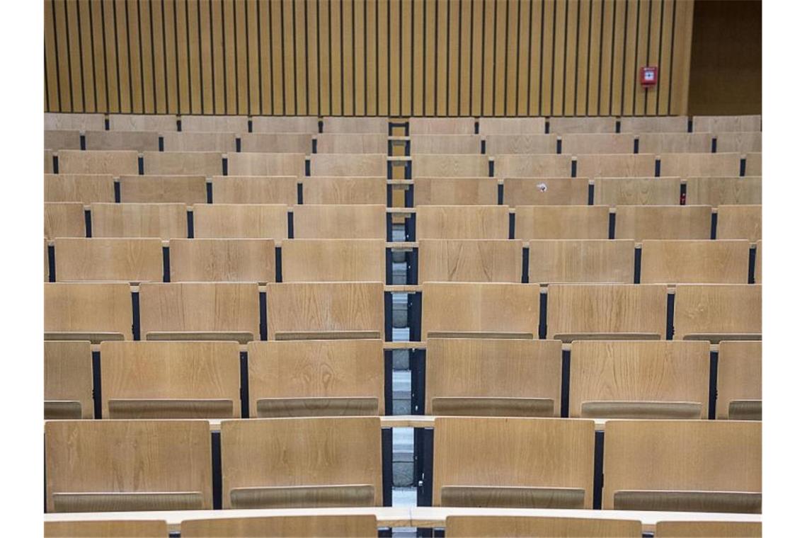 Studenten sollen an die Hochschulen zurückkehren Leerer Hörsaal. Foto: Sebastian Gollnow/dpa/Archivbild