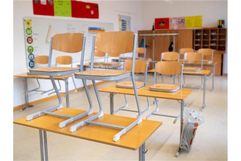 Leeres Klassenzimmer: Die meisten Deutschen befürworten eine erneute Schließung der Schulen und Kitas. Foto: Sven Hoppe/dpa