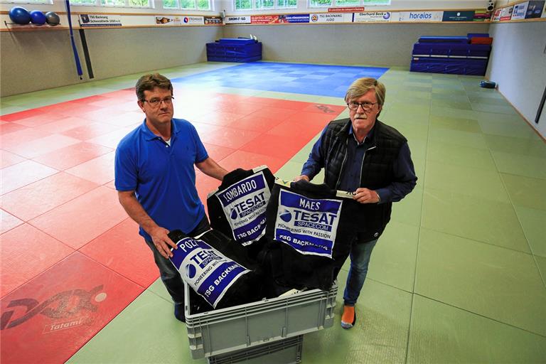 Leeres Trainingszentrum, unbenutzte Judoanzüge: Nicht nur Christoph Nesper (links), Vorsitzender der TSG Backnang Schwerathletik, und Klaus Lindner, Frontmann des Dachverbands aller vier TSG-Klubs, hoffen, dass der Vereinssport seinen Betrieb in Kürze wieder hochfahren darf. Foto: A. Becher