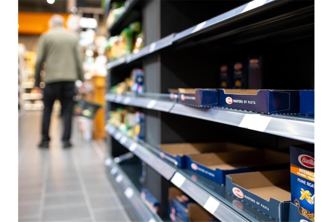 Leergekaufte Regale in einem Supermarkt in Bayern. Foto: Sven Hoppe/dpa