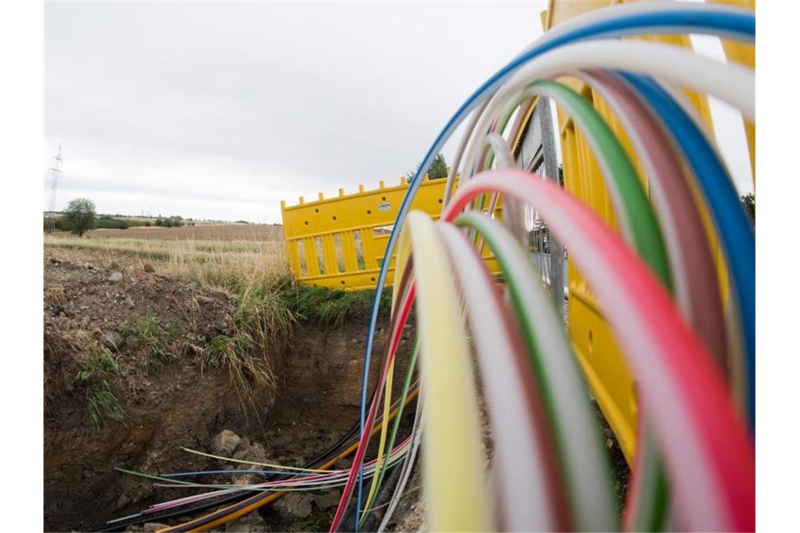 Leerrohre für Glasfaserleitungen für schnelles Internet an einer Landstraße. Foto: Julian Stratenschulte/dpa