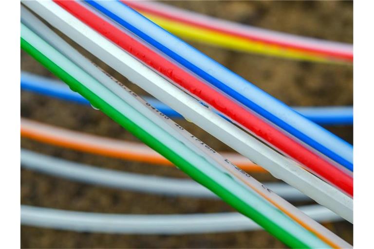 Leerrohre, in die Glasfaserkabel verlegt werden. Die Bundesnetzagentur will Investitionen in das Glasfasernetz erleichtern. Foto: Patrick Pleul