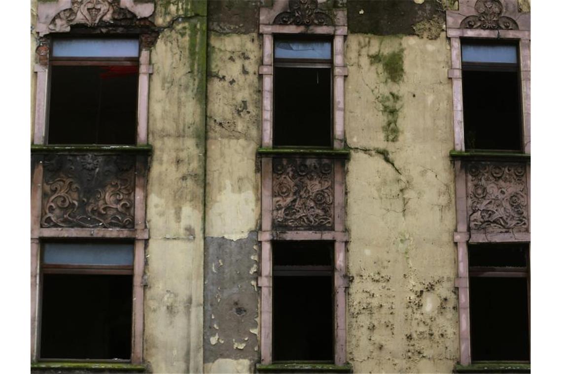 Bundesregierung verspricht mehr Geld für abgehängte Regionen Leerstehendes Haus in Duisburg: Hunderttausende haben in den vergangenen Jahrzehnten den sterbenden Industriestandort Ruhrgebiet verlassen. Foto: Ina Fassbender