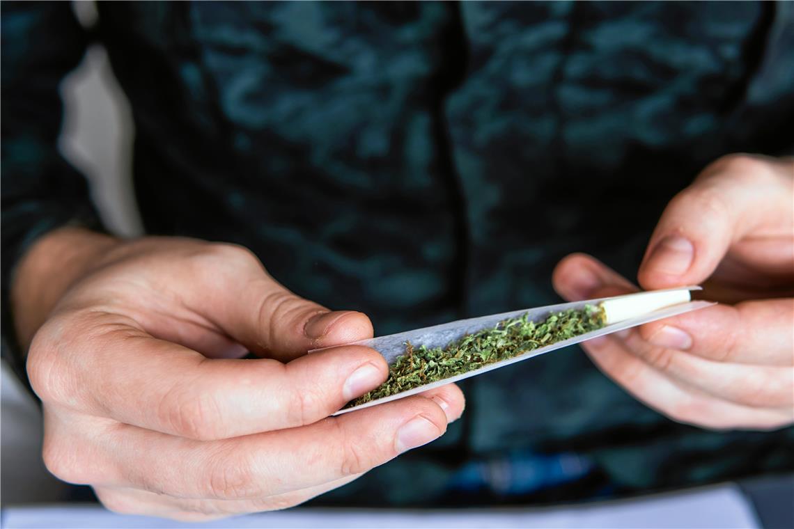 Suchtklinik in Oppenweiler warnt: Kiffen ist gefährlich Legal, aber nicht harmlos: Der Konsum von Cannabis ist vor allem für Jugendliche schädlich. Symbolfoto: Adobe Stock/cendeced