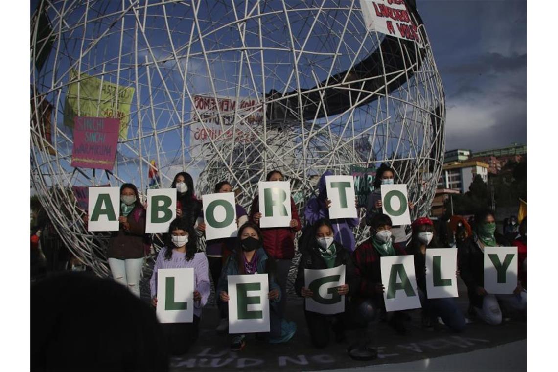 Abtreibung nach Vergewaltigung in Ecuador nun erlaubt „Legal Abtreibung jetzt“: Frauen protestieren für ein Recht auf Abtreibung in Quito. Foto: Dolores Ochoa/AP/dpa/Archiv