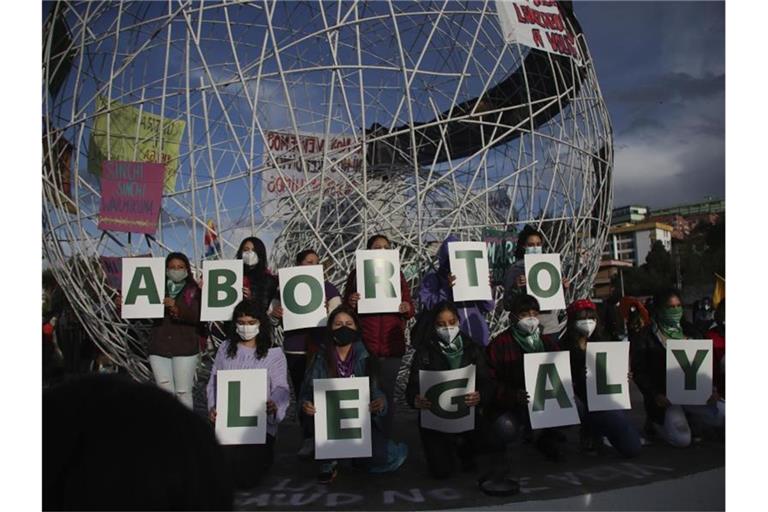 „Legal Abtreibung jetzt“: Frauen protestieren für ein Recht auf Abtreibung in Quito. Foto: Dolores Ochoa/AP/dpa/Archiv