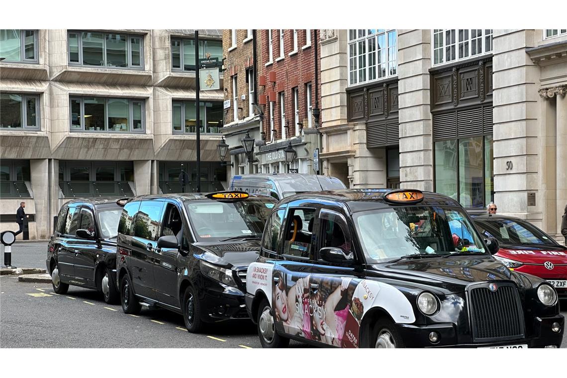 Der langsame Abschied vom Taxi-Beige Legendär sind die Londoner Taxis - die "Black Cabs". (Archivbild)