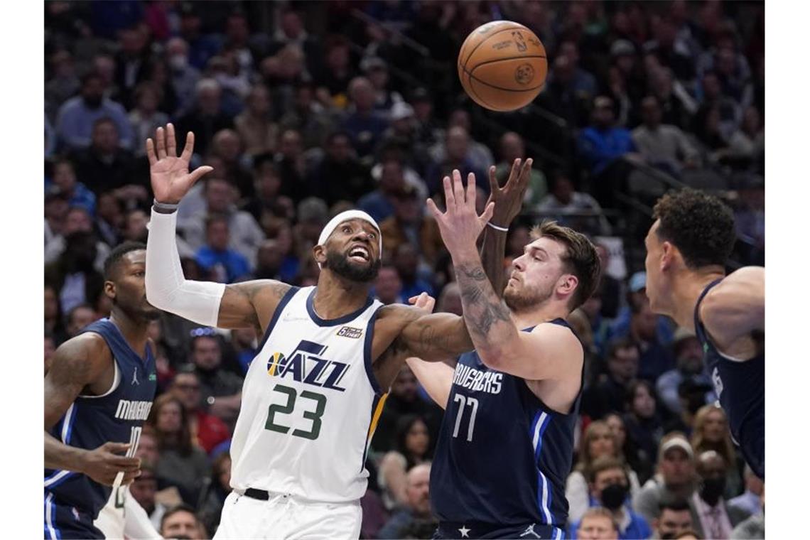 Dallas gewinnt fünftes Spiel in Serie - Popovich mit Rekord Legte beim Sieg gegen die Jazz 35 Punkte auf: Luka Doncic (M, 77). Foto: Tony Gutierrez/AP/dpa