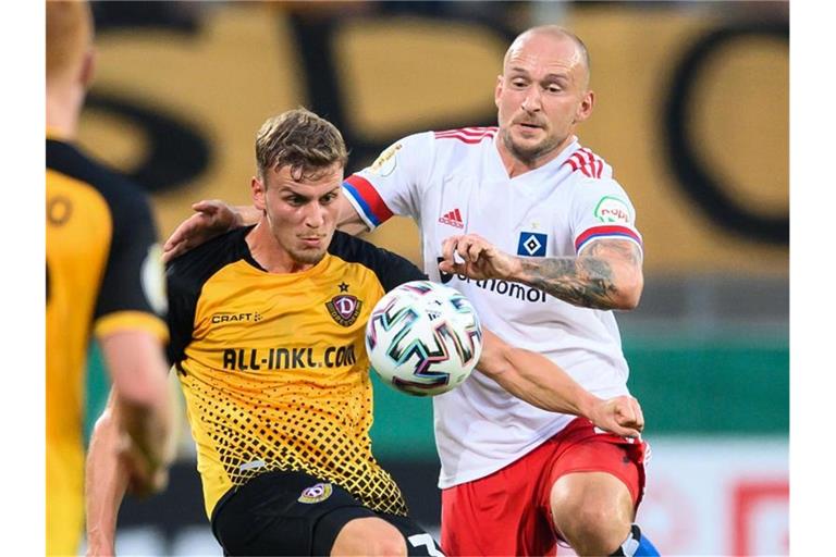 Legte sich nach der HSV-Pleite in Dresden mit einem Dynamo-Fan an: Toni Leistner (r). Foto: Robert Michael/dpa-Zentralbild/dpa